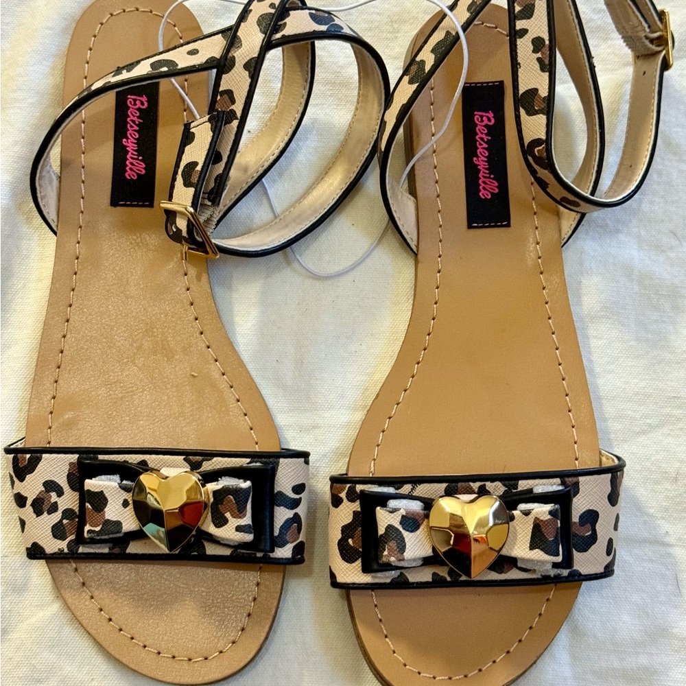 Betseyville Betsey Johnson Leopard Heart Buckle Sandals NWOT Y2K Glam Punk 7.5